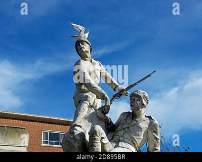 Statue auf Kriegsdenkmal, Hull, East Yorkshire, England, England, zum Gedenken an Soldaten, die zwischen 1899 und 1902 im südafrikanischen Burenkrieg starben Stockfoto