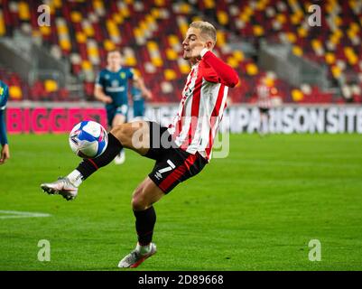 Brentford, Großbritannien. Oktober 2020. Brentfords Sergi Canos spielte während des Sky Bet Championship-Spiels zwischen Brentford und Norwich City am 27. Oktober 2020 hinter verschlossenen Türen im Brentford Community Stadium, Brentford, England. Foto von Andrew Aleksiejczuk/Prime Media Images. Kredit: Prime Media Images/Alamy Live Nachrichten Stockfoto