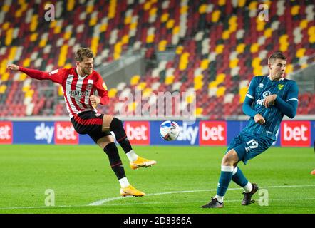 Brentford, Großbritannien. Oktober 2020. Brentfords Mathias Jensen während des Sky Bet Championship-Spiels zwischen Brentford und Norwich City spielte am 27. Oktober 2020 hinter verschlossenen Türen im Brentford Community Stadium, Brentford, England. Foto von Andrew Aleksiejczuk/Prime Media Images. Kredit: Prime Media Images/Alamy Live Nachrichten Stockfoto