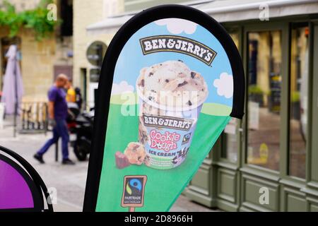 Bordeaux , Aquitaine / Frankreich - 16 10 2020 : Ben und Jerry's Ice Cream Logo und Zeichen auf Flagge Restaurant Stockfoto