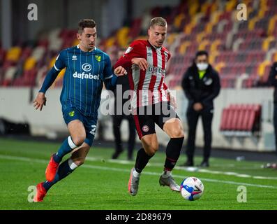 Brentford, Großbritannien. Oktober 2020. Brentfords Sergi Canos spielte während des Sky Bet Championship-Spiels zwischen Brentford und Norwich City am 27. Oktober 2020 hinter verschlossenen Türen im Brentford Community Stadium, Brentford, England. Foto von Andrew Aleksiejczuk/Prime Media Images. Kredit: Prime Media Images/Alamy Live Nachrichten Stockfoto