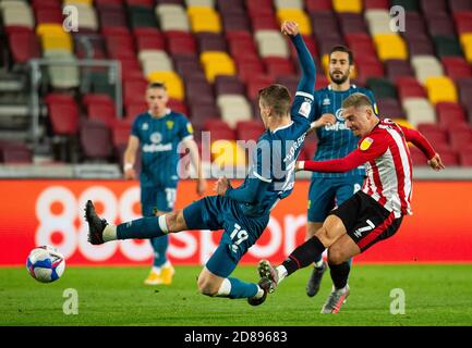 Brentford, Großbritannien. Oktober 2020. Brentfords Sergi Canos spielte während des Sky Bet Championship-Spiels zwischen Brentford und Norwich City am 27. Oktober 2020 hinter verschlossenen Türen im Brentford Community Stadium, Brentford, England. Foto von Andrew Aleksiejczuk/Prime Media Images. Kredit: Prime Media Images/Alamy Live Nachrichten Stockfoto