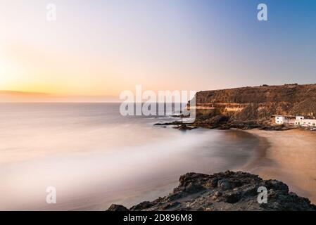 Playa los Molinos, Fuerteventura, Spanien : 2020 1. Oktober : Sonnenuntergang am Strand von Los Molinos auf Fuerteventura, Kanarische Inseln im Sommer 2020 Stockfoto