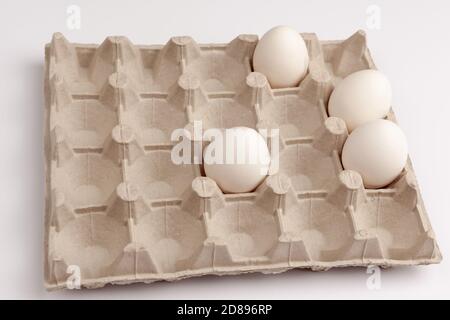 4 weiße Hühnereier Stockfoto