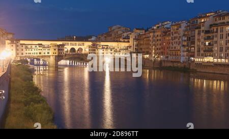 Nachtansicht der Ponte Vecchio über dem Arno in Florenz. Das historische Zentrum von Florenz ist seit 1982 UNESCO-Weltkulturerbe Stockfoto