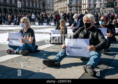 Mailand, Italien. Oktober 2020. Mailand - Piazza Duomo Flash Mob dei ristoratori e pubblici esercizi organizzata da FIPE e Confcommercio contro le misure anti Covid-19 del DPCM e la chiusura dei ristoranti alle 18 (Marco Passaro/Fotograf, Mailand - 2020-10-28) p.s. la foto e' utilizzabile nel rispetto del contesto in cui e' stata scatta E senza intento diffamatorio del decoro delle persone rappresentate Kredit: Unabhängige Fotoagentur/Alamy Live Nachrichten Stockfoto