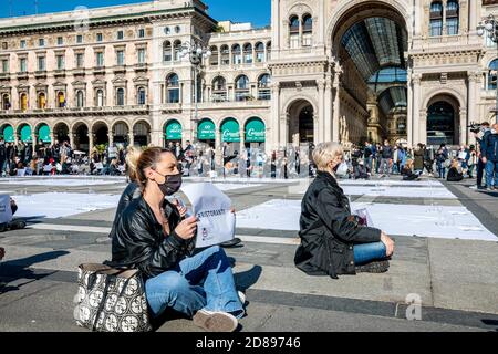 Mailand, Italien. Oktober 2020. Mailand - Piazza Duomo Flash Mob dei ristoratori e pubblici esercizi organizzata da FIPE e Confcommercio contro le misure anti Covid-19 del DPCM e la chiusura dei ristoranti alle 18 (Marco Passaro/Fotograf, Mailand - 2020-10-28) p.s. la foto e' utilizzabile nel rispetto del contesto in cui e' stata scatta E senza intento diffamatorio del decoro delle persone rappresentate Kredit: Unabhängige Fotoagentur/Alamy Live Nachrichten Stockfoto