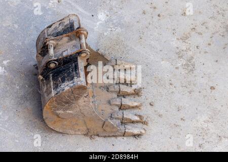 Baggerklaue des Baggers, isolierter Beton auf der Baustelle, Draufsicht von oben nach unten mit Platz für Text Stockfoto