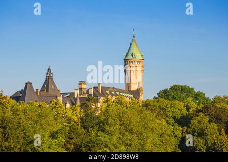 Luxemburg, Luxemburg Stadt, Blick über Petrusse Park in Richtung der Turm der Nationalen Sparkasse Stockfoto