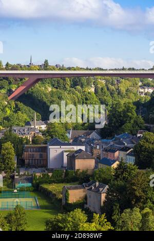 Luxemburg, Luxemburg-Stadt, Blick auf das Viertel Pfaffenthal und die Brücke der Großherzogin Charlotte, die als Rote Brücke bekannt ist Stockfoto