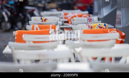 Köln, Deutschland. Oktober 2020. Decken sind auf Stühlen vor einem Restaurant. Die Bundesregierung will Coronainfektionen mit drastischen Kontaktbeschränkungen in den Griff bekommen. Nach einem Beschlussentwurf für die Konferenz der Bundes- und Landesregierungen sollen die Maßnahmen ab dem 4. November deutschlandweit in Kraft treten und bis Ende des Monats in Kraft bleiben. Quelle: Rolf Vennenbernd/dpa/Alamy Live News Stockfoto