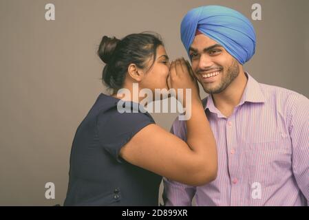 Junges indianisches Paar zusammen und verliebt sich vor grauem Hintergrund Stockfoto