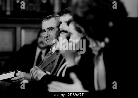 Ein eindringlicher Blick auf den Fotografen, als er die verdeckte Ex-Präsident Ricard Milhous Nixon im Gespräch mit Absolventen in Oxford Universität in der Oxford Union Debattiergesellschaft während einer Promotion Für sein Buch Stockfoto