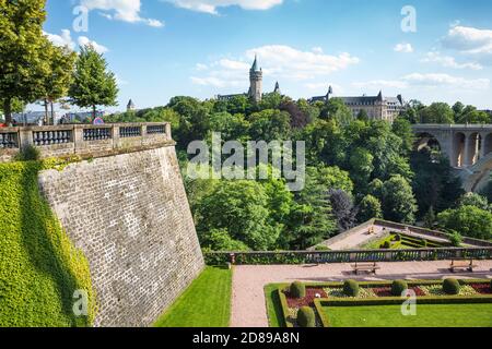 Luxemburg, Luxemburg-Stadt, Place de la Constitution, Petrusse Park, Adolphe-Brücke und die nationale Sparkasse Stockfoto