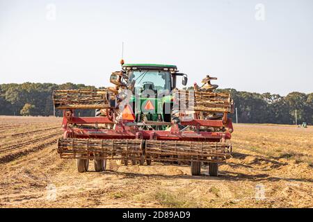 Großer Traktor und Anbaugerät von hinten gesehen Stockfoto