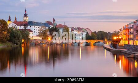 Pisek, Tschechische Republik. Panorama-Stadtbild von Pisek mit berühmten Stone Bridge bei schönen Herbst Sonnenuntergang. Stockfoto