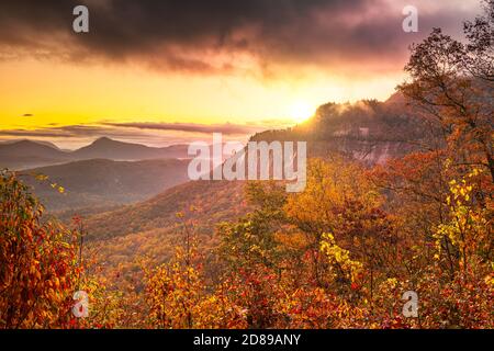Whiteside Mountain im Herbst bei Sonnenaufgang in North Carolina, USA. Stockfoto