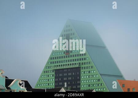 Nebel verdunkelt die dreieckige Form des Walt Disney World Dolphin Hotel, Florida Stockfoto