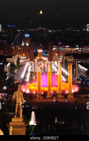 Die Nachtshow des Magischen Brunnens von Montjuïc in Barcelona. Spanien Stockfoto