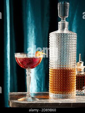 Manhattan Cocktail auf schwarzem Marmor Stockfoto