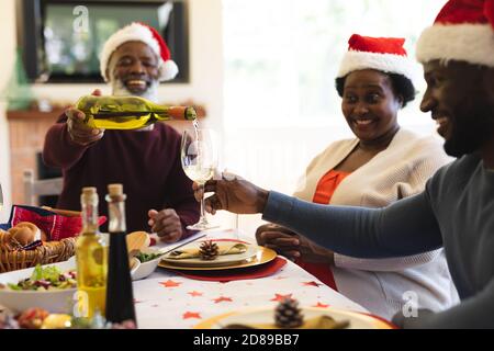 Mehrgenerationenfamilie mit weihnachtsessen zusammen Stockfoto