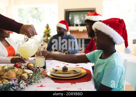 Mehrgenerationenfamilie mit weihnachtsessen zusammen Stockfoto