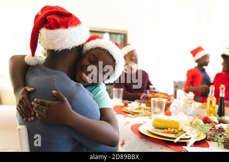 Mehrgenerationenfamilie mit weihnachtsessen zusammen Stockfoto