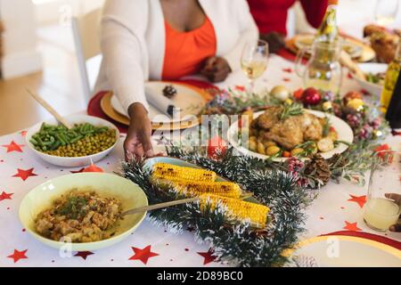 Mehrgenerationenfamilie mit weihnachtsessen zusammen Stockfoto