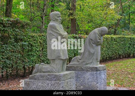 Die trauernden Eltern von Käthe Kollwitz (1867-1945) auf dem deutschen Kriegsfriedhof Vlamslo - Deutscher Soldatenfriedhof Vlamslo in Diksmuide, Belgien Stockfoto