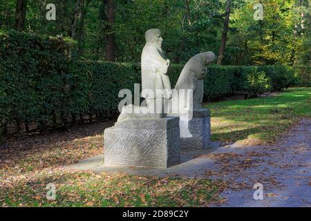 Die trauernden Eltern von Käthe Kollwitz (1867-1945) auf dem deutschen Kriegsfriedhof Vlamslo - Deutscher Soldatenfriedhof Vlamslo in Diksmuide, Belgien Stockfoto