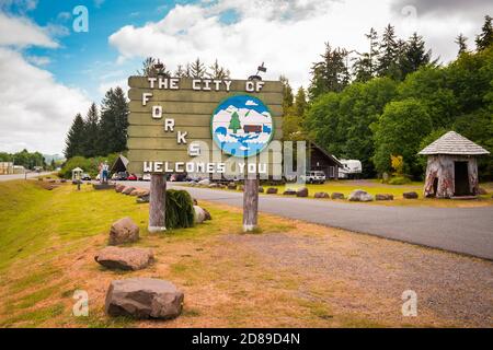 FORKS, WASHINGTON - 27. JUNI 2018: Willkommensschild mit der Aufschrift: 'Die Stadt der Forks heißt Sie willkommen.' Stockfoto