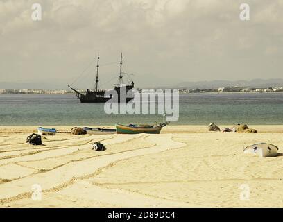 Altes Holzschiff in der Bucht von Hammamet, Tunesien mit bewölktem Himmel Stockfoto