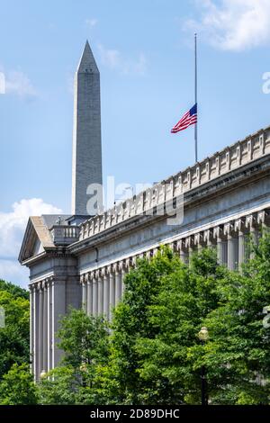 Das 555' Washington Monument erhebt sich über der griechisch inspirierten ionischen Kolonnade des US Treasury Building, das sich 350' entlang der 15th Street, NW, erstreckt. Stockfoto