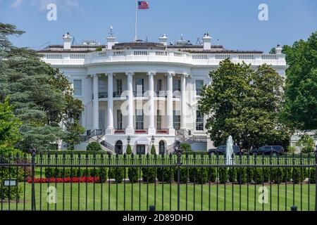 Die Südfassade des neoklassizistischen Weißen Hauses von James Hoban mit seinem halbkreisförmigen Portikus gegenüber der Ellipse und dem South Lawn. Stockfoto