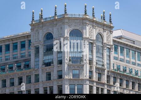 Die Fassade des Warner (ursprünglich Earle) Theaters in Washington DC ist mit kunstvoller Beleuchtung und einer Art déco-Balustrade tanzender Mädchen geschmückt. Stockfoto