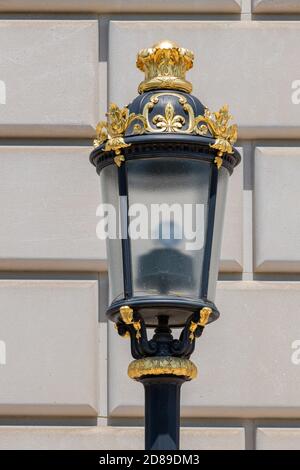 Vergoldete Fleur-de-Lis und Akanthus-Blätter schmücken eine schwarze Straßenlampe am Clinton-Gebäude der EPA an der Constitution Avenue in Washington DC. Stockfoto