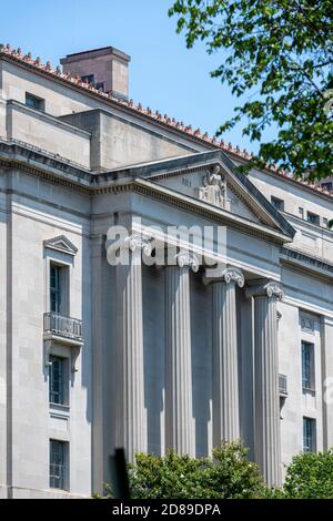 Substantielle ionische Säulen unterstützen den Greek-Revival Pediment auf dem Robert F Kennedy Department of Justice Building auf Constitution Avenue Stockfoto