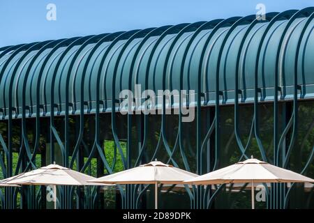 Dreieckige Sonnenschirme stehen im Kontrast zu den geschwungenen Art-Deco-Eisenarbeiten des Pavilion Café in der National Gallery of Art Sculpture Garden, Washington DC Stockfoto