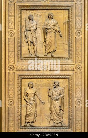 Zwei Tafeln von Cass Gilbert und John Donnelly Sr's riesigen Bronzetüren des US Supreme Court; Justinian Code, und Julian und Scholar. Stockfoto