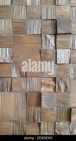 Holz. Holzdekoration. Die Wand ist mit Holzwürfeln verziert. Kreative Holzverkleidung Stockfoto