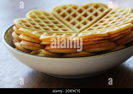 Ein Stapel von herzförmigen Pfannkuchen Vaffles auf dem Teller. Stockfoto