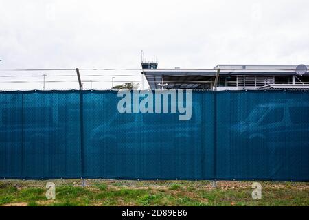 28. Oktober 2020, Baden-Württemberg, Rheinmünster: Im Vorfeld eines Abschiebefluges werden auf dem Gelände des Airparks Baden Polizeifahrzeuge hinter einer Leinwand geparkt. Der Hamburger Flüchtlingsrat hatte die Abschiebung im Vorfeld kritisiert. Foto: Philipp von Ditfurth/dpa Stockfoto