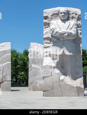 Mit gefalteten Armen blickt Lei Yixins 9 Meter hohe Statue "Stone of Hope" aus Granit von Martin Luther King, Jr. vom West Potomac Park aus über das Tidal Basin Stockfoto