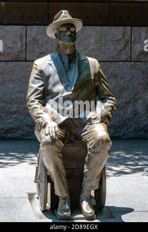 Robert Grahams Bronzestatue von Franklin Delano Roosevelt zeigt den Präsidenten, der auf einem Rollstuhl von Roosevelts eigenem Entwurf sitzt. Stockfoto