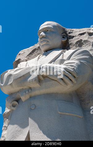 Mit gefalteten Armen blickt Lei Yixins 9 Meter hohe Granitstatue „Ton der Hoffnung“ von Martin Luther King, Jr. vom West Potomac Park aus über das Tidal Basin Stockfoto