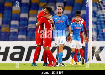 AZ-Spieler feiern den Sieg am Ende der UEFA Europa League, Gruppenphase, Gruppe F Fußballspiel zwischen SSC Napoli und AZ Alkmaar auf Octo C Stockfoto