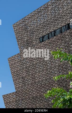 Ein kompliziertes Metallgitter umhüllt das Museum of African American History and Culture in Washington DC Stockfoto