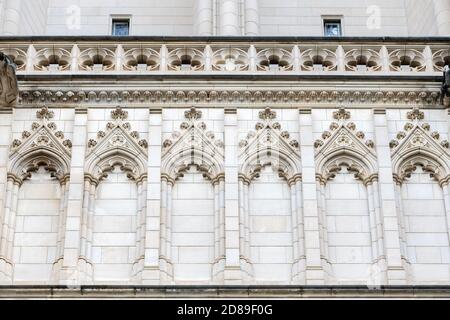 Zarte gotische Steinarbeiten schmücken die façade der Washington National Cathedral Stockfoto