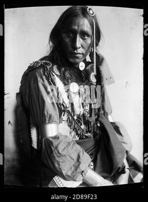 Indianisches Porträt, White war Bonnet, American Indian 1890 Stockfoto