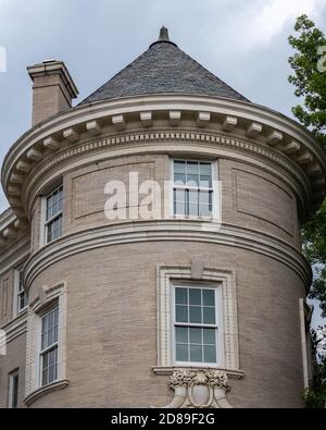 Ein großer Eckturm vor der estnischen Botschaft an der Massachusetts Avenue in Washington DC, erbaut 1905 für einen wohlhabenden Arzt, George W. Barrie. Stockfoto